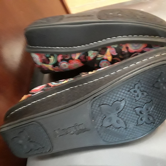 Shoes - Picture 3 of 6